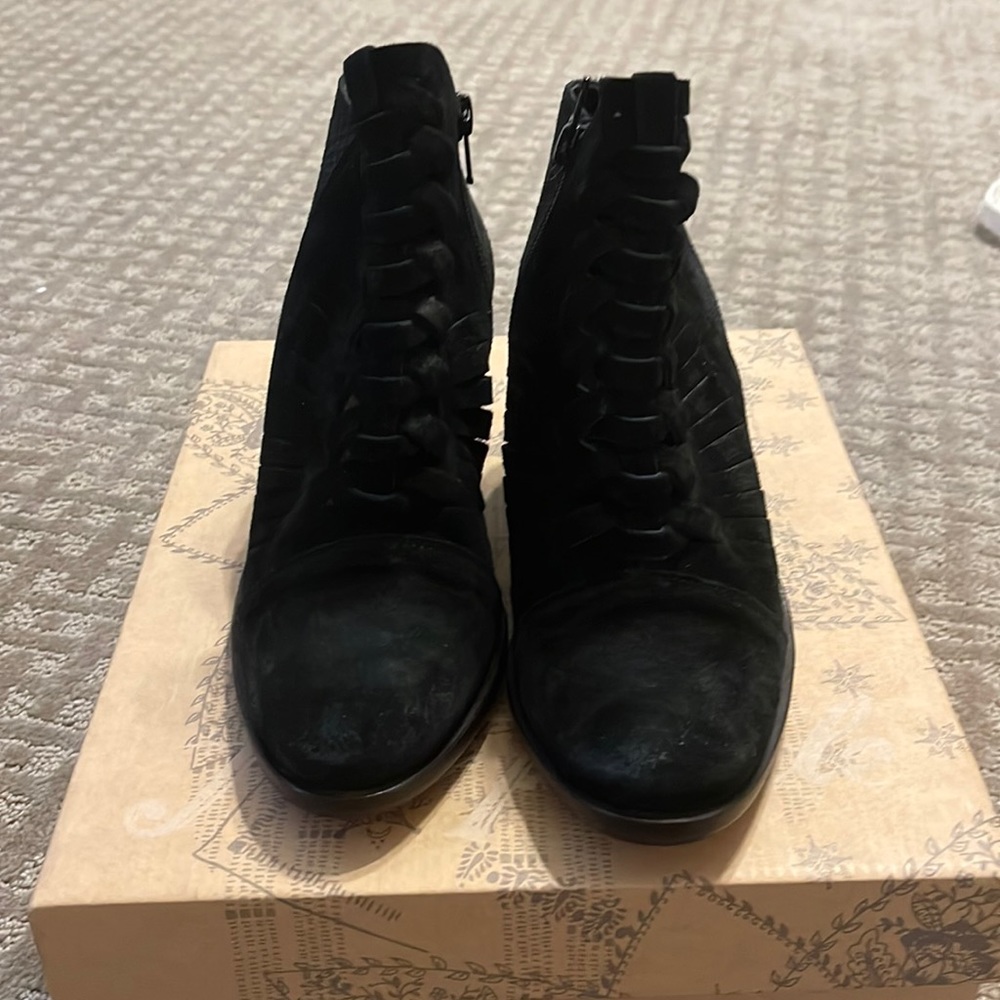 BNWT Free People black suede booties size 36